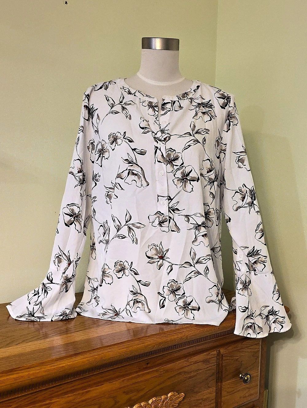 APT.9 Floral Blouse in White & Black Large Like New